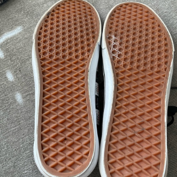 Converse High-Top Sneakers with Graphic Design - Picture 2 of 5